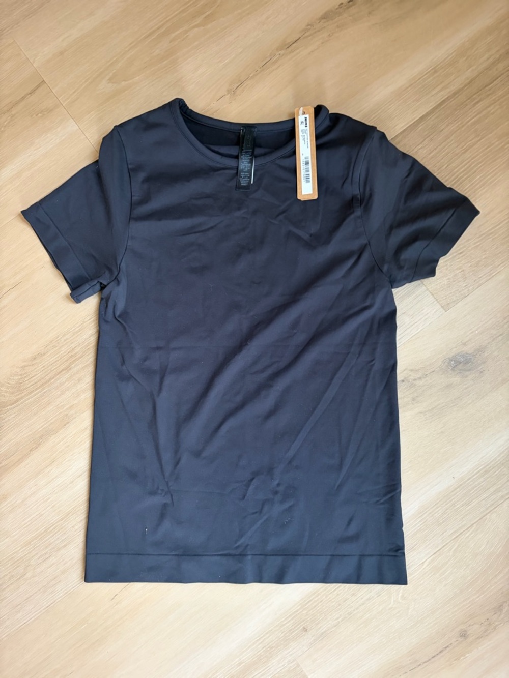 SKIMS Soft Smoothing Seamless Black T-Shirt in black/ Eclipse color NWT